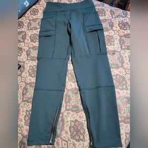 Lululemon 3/4 Cargo pant Size 4- Hunter Green